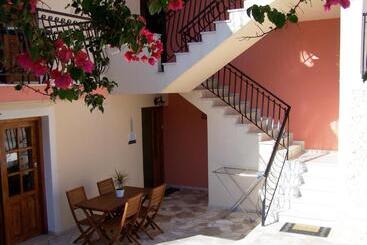 Alexatos Studios & Apartments