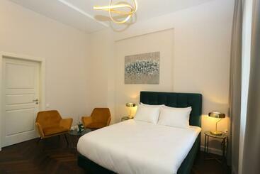 بنسيون St Casimir Apartments