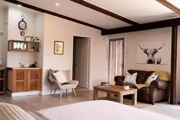 Pensió Tranquil, Spacious And Private Garden Retreat