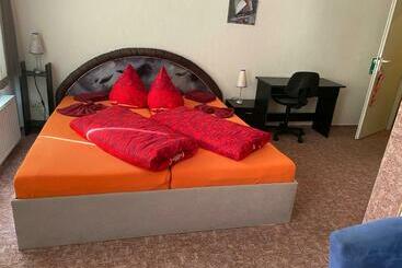 بنسيون Alte Schmiede