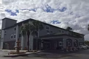 호텔 Days Inn & Suites By Wyndham Bonita Springs North Naples