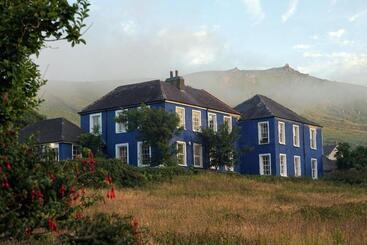 Granville House Apartments & Glamping Site