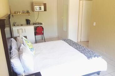 پانسیون Dumelang Executive Lodge  Off Grid Solar Powered Midrand