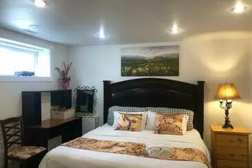 ペンション Hidden Valley New Basement Suite With Private Bathroom!