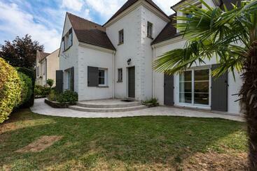 צימר Pool House In Disneyland Bmyguest