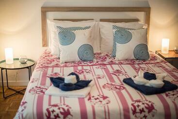 הוסטל Pink Nblue House