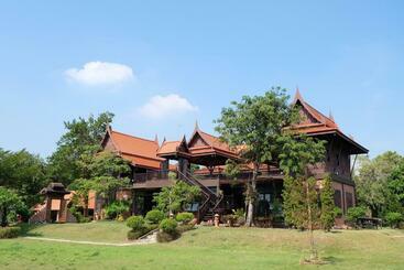 리조트 Rueanrubkwan