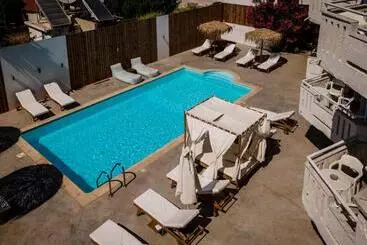 Seagull Hotel And Apartments