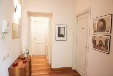 Pension (Hôtel basse catégorie) Lo Studio   The House Of Travelers