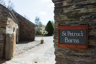 ホテル Re Imagined Stone Barns In The Country Near The Coast