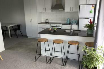 بنسيون 2bd Family Or Couple Guesthouse Upstairs Near Turf Club, Hota In Bundall