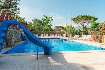 בקתות Bleu Village