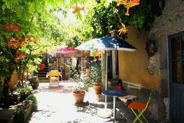 بنسيون Chez Clairotte