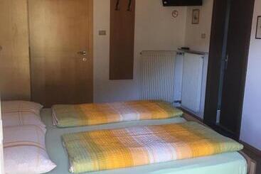 هتل Weingut Zundlhof