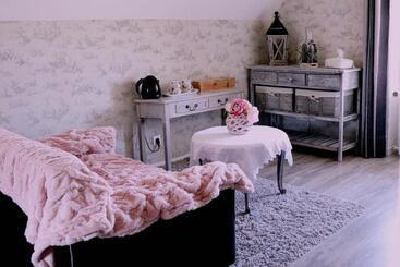 مبيت وإفطار Les Champs De Tracy