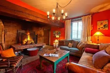 Majatalo A L Ombre Du Château