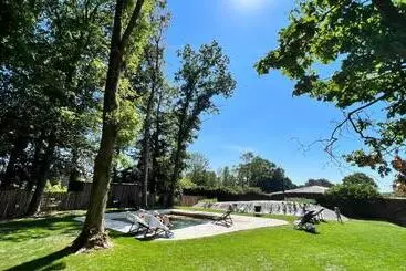 ホテル Domaine De Ronchinne Château Et Ecuries