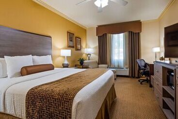 فندق Best Western Plus Crown Colony Inn & Suites