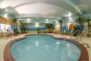 בית מלון כפרי Holiday Inn Express & Suites Farmington By Ihg