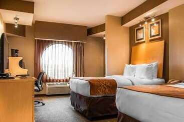 فندق Comfort Suites