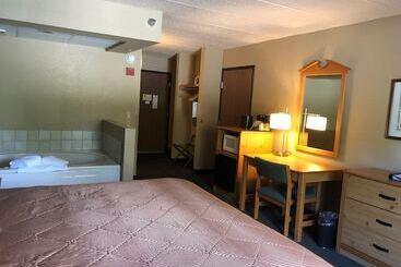 Boarders Inn And Suites By Cobblestone Hotels   Fayette