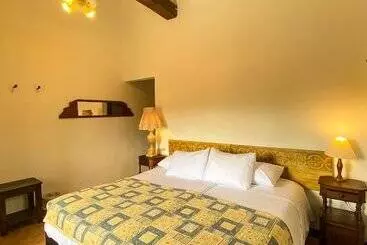 ホテル Mariscal Robledo