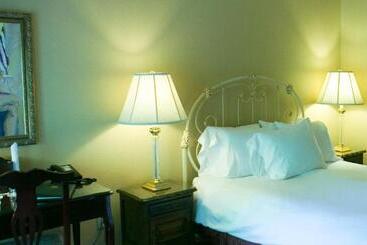 فندق The Sanford House Inn & Spa