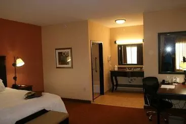 מלון דירות Durant Inn & Suites