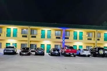 Hotelli Scottish Inn & Suites