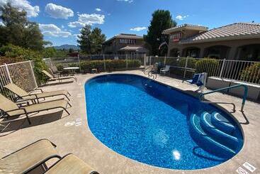 Мотель Pines Inn & Suites