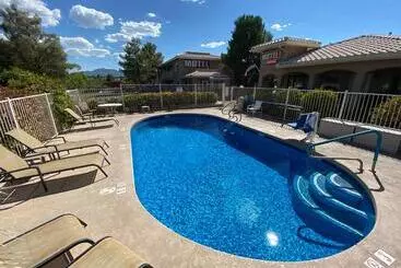 Motel Pines Inn & Suites