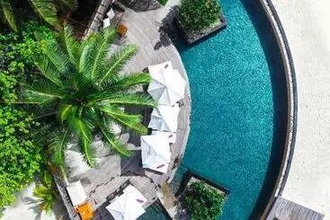 Resort Constance Moofushi Maldives   All Inclusive