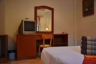 هتل Seven Oaks Inn