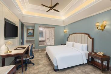 Otel Hillock Ahmedabad