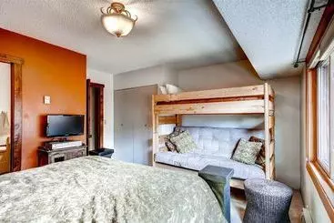 آپارتمان‌های توریست‌ها The Cedars Condominiums