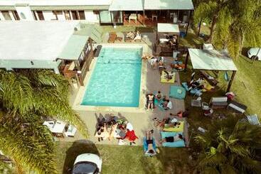 La Quinta Hostel & Suites