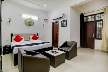 בית מלון כפרי Capital O 82543 Bhoomi Rooms