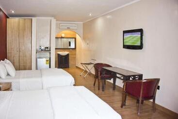 בית מלון כפרי Tropical Enclave