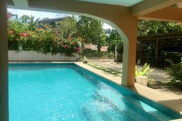 Larosa Hostel Bed And Breakfast