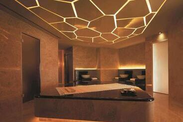 فندق Fairmont Baku Flame Towers