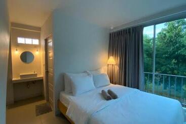 Bed and Breakfast Baan Thammada