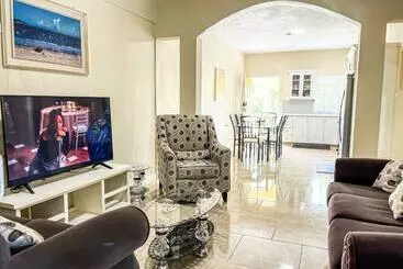 Majatalo Red Hassell Manor