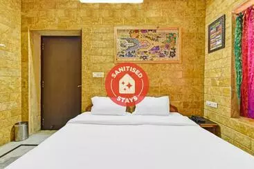 Hotel Capital O 85541  Crown Villa