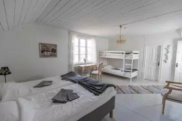 Lyrsta R B&b