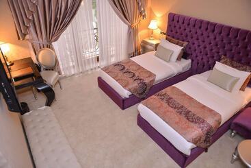 Lake Palace Hotel & Restaurant