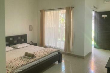 Отель Nadia Pansion & Cottage Gianyar