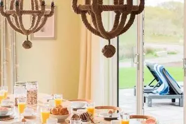 リゾートホテル Herons House Sleeps 12, Heated Pool, Hot Tub, Sauna, Games Room 5 Star!