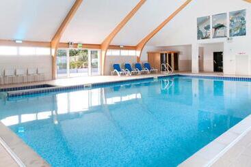 Resort Herons House Sleeps 12, Heated Pool, Hot Tub, Sauna, Games Room 5 Star!
