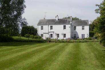 تختخواب و صبحانه The Naight House