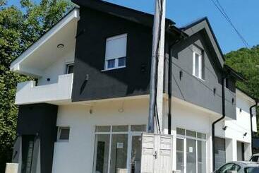 ペンション Drobnjak Apartments